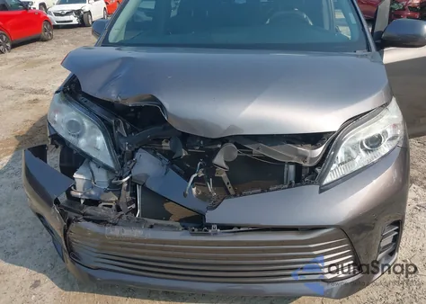 2019 Toyota Sienna Le 8 Passenger z USA, uszkodzony, nr VIN 5TDKZ3DC2KS977158